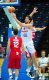 Pau Gasol w ataku na polski kosz. Obk Adam Hrycaniuk.