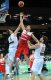 W środku Adam Hrycaniuk. Z lewej Pau Gasol, z prawej Marc Gasol.