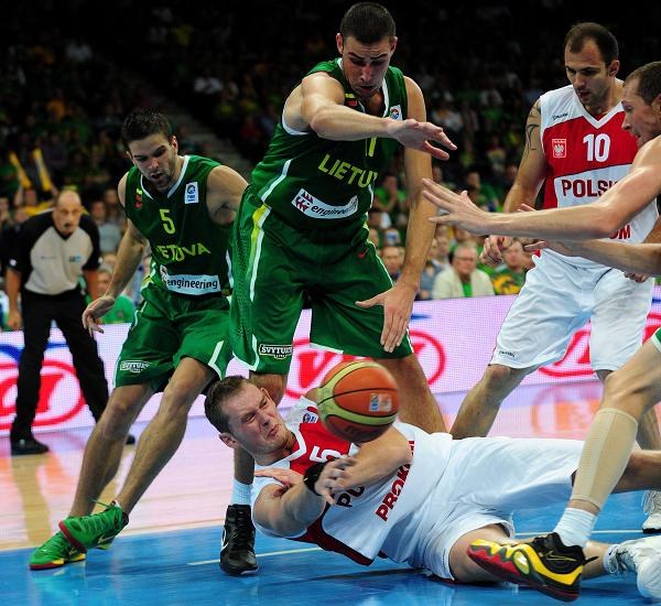 Eurobasket 2011: Polska - Litwa 77:97 Polscy koszykarze przegrali z Litwą 77:97 w swoim drugim meczu mistrzostw Europy rozegranym w Poniewieżu