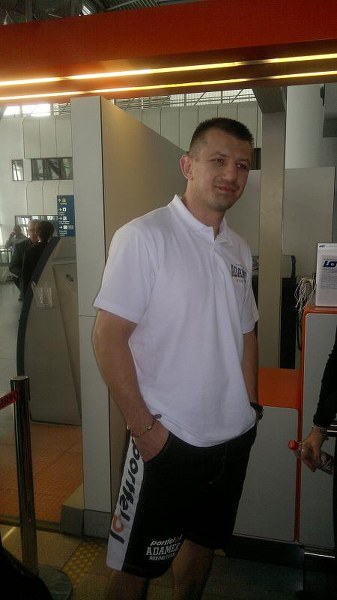 Zobacz jak wygląda Tomasz Adamek trzy dni po walce Tomasz Adamek, po przegranej walce z Witalijem Kliczką, wrócił do Stanów Zjednoczonych. Trzy dni po walce twarz naszego boksera wygląda coraz lepiej. Fot. Adamek Team.