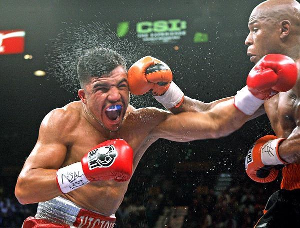  Amerykanin Floyd Mayweather Jr. zdobył pas bokserskiej federacji WBC w wadze półśredniej, pokonując przez nokaut w czwartej rundzie obrońcę tytułu mistrza świata rodaka Victora Ortiza. Pojedynek odbył się w Las Vegas