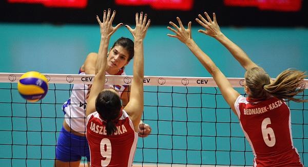 ME siatkarek: Polska - Serbia 0:3 Polska (czerwone stroje) przegrała w Belgradzie z Serbią 0:3 w ćwierćfinale mistrzostw Europy siatkarek