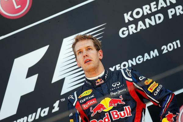 GP Korei: Vettel wygrał, Red Bull obronił tytuł Sebastian Vettel z Red Bulla wygrał Grand Prix Korei, 16. eliminację mistrzostw świata Formuły 1. Na dalszych stopniach podium stanęli Lewis Hamilton z McLarena-Mercedesa i Mark Webber z Red Bulla, który to zespół obronił tytuł wśród konstruktorów.