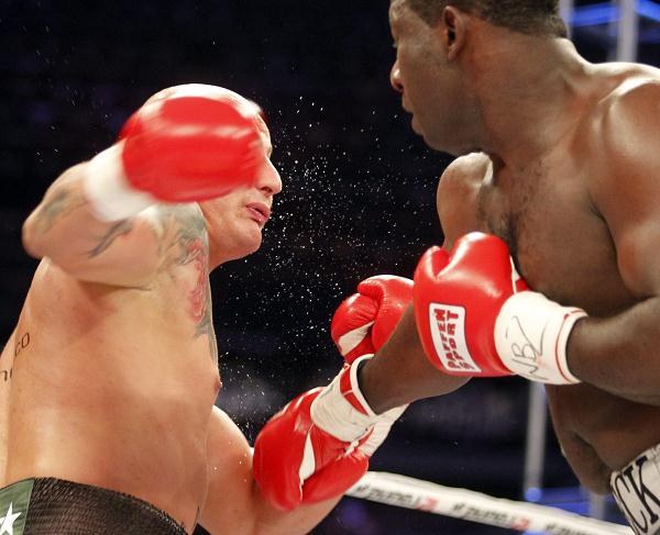  Artur Szpilka pokonał przez techniczny nokaut Jamajczyka Owena Becka podczas bokserskiej gali Wojak Boxing Night w Katowicach. Rywal poddał walkę po trzeciej rundzie fot: Andrzej Grygiel