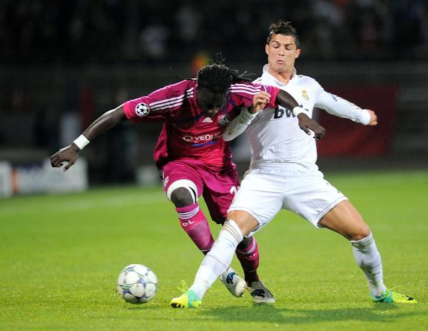 Olympique Lyon - Real Madryt 0-2 Piłkarze Realu Madryt wygrali na wyjeździe z Olympique Lyon 2-0 w meczu grupy D Ligi Mistrzów. "Królewscy" zapewnili sobie awans do następnej rundy