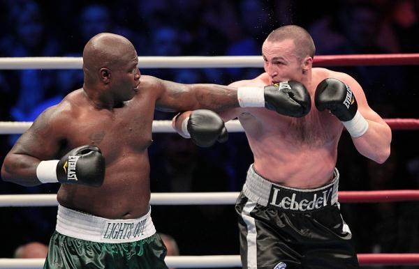 Denis Lebiediew pokonał Jamesa Toneya Rosjanin Denis Lebiediew pokonał jednogłośnie na punkty Amerykanina Jamesa Toneya i zdobył tymczasowy pas mistrza świata bokserskiej organizacji WBA w wadze junior ciężkiej. Walka odbyła się w moskiewskiej hali Chodynka
