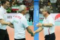 Andrea Anastasi (z lewej) gratuluje trenerowi Iranu Julio Velasco.