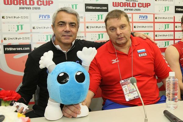  Polscy siatkarze (biało-czerwone stroje) przegrali z Rosją 2:3 i zajęli drugie miejsce w Pucharze Świata w Japonii.