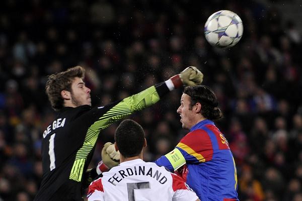Piłkarze FC Basel wyeliminowali Manchester United Ubiegłoroczny finalista Ligi Mistrzów Manchester United przegrał z FC Basel 1-2 i został wyeliminowany z najbardziej prestiżowych klubowych rozgrywek w Europie. Wiosną podopieczni trenera Alexa Fergusona wystąpią w Lidze Europejskiej