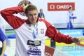 Konrad Czerniak fetuje zdobycie złotego medalu na 50 m st. dowolnym