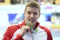 Konrad Czerniak ze złotym medalem zdobytym na 50 m st. dowolnym