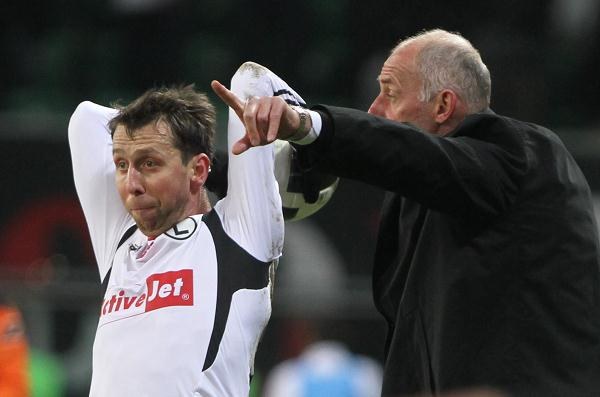 Legia Warszawa - Cracovia 0-0 Legia Warszawa zmarnowała szansę na objęcie prowadzenie w tabeli. W meczu 17. kolejki T-Mobile Ekstraklasy podopieczni Macieja Skorży bezbramkowo zremisowali z broniącą się przed spadkiem Cracovią, choć ta kończyła mecz w dziesiątkę fot: Bartłomiej Zborowski