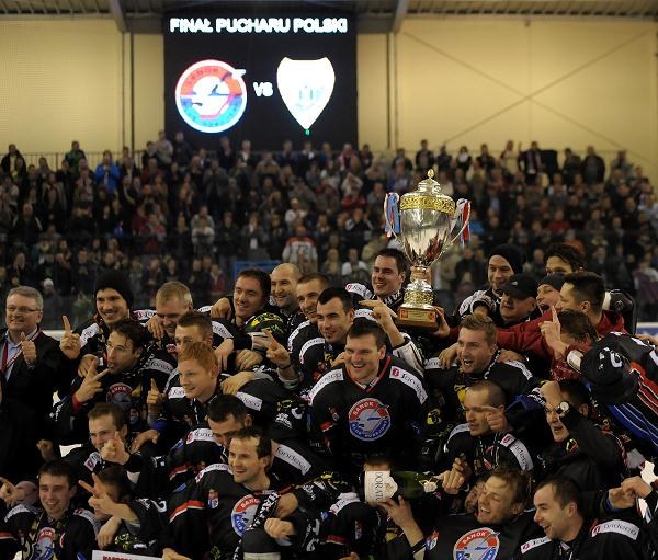 Ciarko PBS Bank Sanok obronił Puchar Polski Hokeiści Ciarko PBS Bank Sanok obronili Puchar Polski. W finale rozegranym w Sanoku po niezwykle zaciętym spotkaniu pokonali Aksam Unię Oświęcim 3-2 po rzutach karnych fot: Darek Delmanowicz