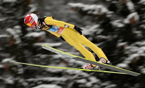 60. TCS: Schlierenzauer wygrał w Oberstdorfie Gregor Schlierenzauer wygrał pierwszy konkurs 60. Turnieju Czterech Skoczni w niemieckim Oberstdorfie. Austriak nie triumfowałby w wietrznym konkursie, gdyby sędziowie nie nakazali powtórki I serii. Najlepszy z Polaków - Kamil Stoch był 23.