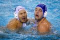 Filip Filipovic (z prawej) z Serbii walczy z Martonem Szivosem z Węgier podczas MŚ