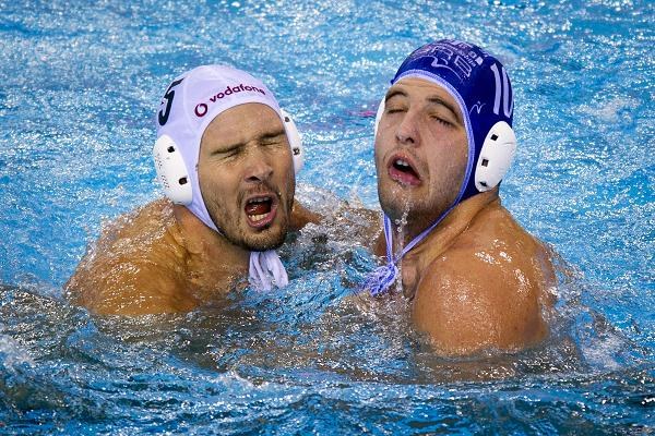 Zobacz najciekawsze zdjęcia sportowe 2011 roku Filip Filipovic (z prawej) z Serbii walczy z Martonem Szivosem z Węgier podczas MŚ