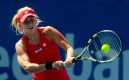 Agnieszka Radwańska pokonała młodszą siostrę Urszulę 6:1, 6:1 w pierwszej rundzie turnieju WTA Tour na twardych kortach w Sydney