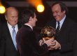 Lionel Messi (w środku), z lewej Sepp Blatter i Michel Platini.