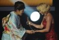 Najlepsza piłkarka roku - Japonka Homare Sawa (z lewej) otrzymuje nagrodę od Shakiry.