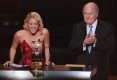 Shakira i prezydent FIFA Sepp Blatter.