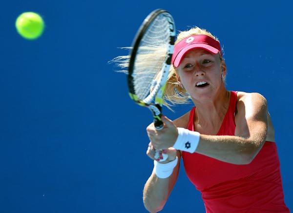 Urszula Radwańska odpadła z Australian Open Urszula Radwańska przegrała z Rumunką Soraną Cirsteą 6:1, 2:6, 3:6 w drugiej rundzie wielkoszlemowego Australian Open (z pulą nagród 26 mln dol. austral.)