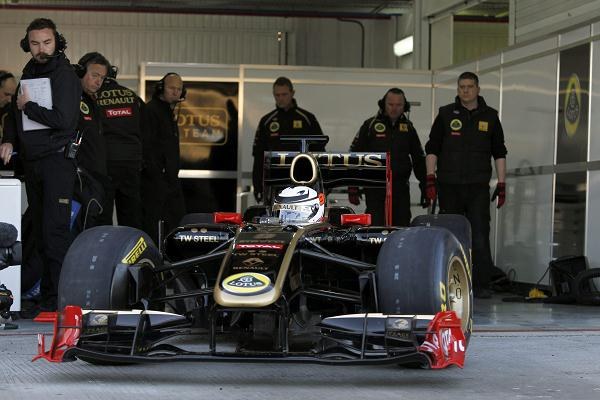 Kimi Raeikkoenen testuje R30 w Walencji Następca Roberta Kubicy w zespole Lotus Renault Kimmi Raeikkoenen testuje bolid R30 na torze w Walencji