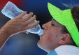 Wiktoria Azarenka nawadnia organizm.
