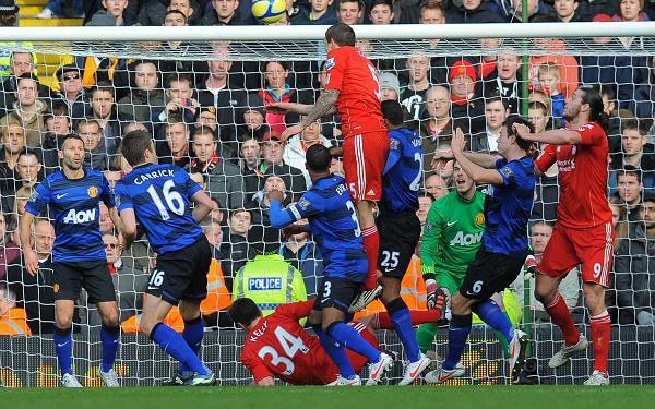  Liverpool wyeliminował Manchester United z Pucharu Anglii. "The Reds" wygrali na Anfield Road 2-1, a zwycięskiego gola zdobył Dirk Kuyt w 88. minucie