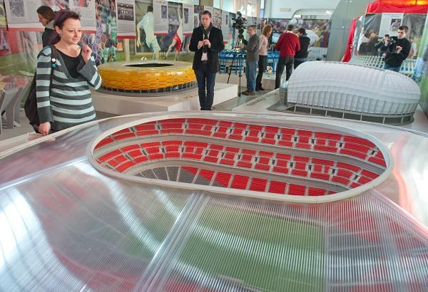  Miniatury stadionów tegorocznych mistrzostw Europy w piłce nożnej można od poniedziałku oglądać w Łodzi. Wystawę ośmiu obiektów z Polski i Ukrainy otwarto w Centrum Nauki Experymentarium. Potrwa do 22 marca fot: Grzegorz Michałowski