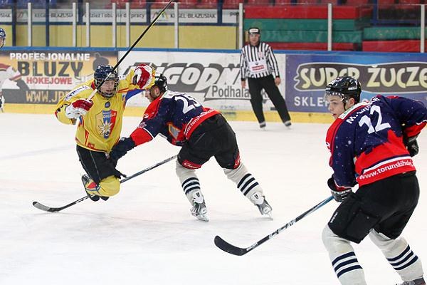 MMKS Podhale - TKH Nesta Karawrela Toruń 5-3 W meczu 36. kolejki PLH MMKS/Podhale Nowy Targ pokonało u siebie TKH Nesta Karawelę Toruń 5-3 po 3 golach Bartłomieja Neupauera. Fot. Tadeusza Bącal W meczu 36. kolejki PLH MMKS/Podhale Nowy Targ pokonało u siebie TKH Nesta Karawelę Toruń 5-3 po 3 golach Bartłomieja Neupauera. Fot. Tadeusza Bącal