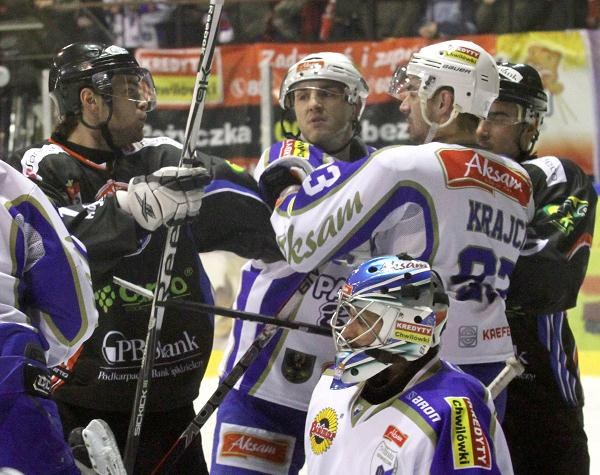 Aksam Unia Oświęcim - Ciarko PBS Bank Sanok 3-4 Aksam Unia Oświęcim przegrała z liderem Ciarko PBS Bank Sanok 3-4 w najciekawszym meczu 37. kolejki Polskiej Ligi Hokejowej fot: Jacek Bednarczyk