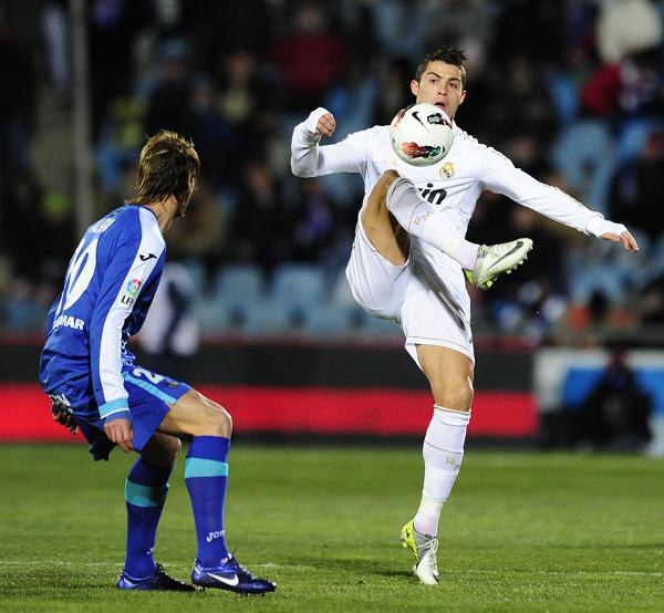 Getafe - Real Madryt 0-1 Piłkarze Realu Madryt odnieśli 18. zwycięstwo w tym sezonie Primera Division. Po golu obrońcy Sergio Ramosa pokonali na wyjeździe Getafe 1-0