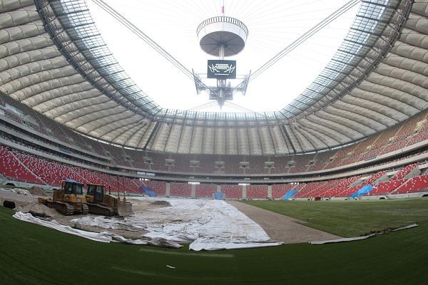 Układanie murawy na Stadionie Narodowym Wciąż nie wiadomo, czy w sobotę 11 lutego na Stadionie Narodowym odbędzie się mecz o Superpuchar pomiędzy mistrzem kraju Wisłą Kraków i zdobywcą Pucharu Polski Legią Warszawa. W poniedziałek 6 lutego dopiero układano murawę fot: Bartłomiej Zborowski