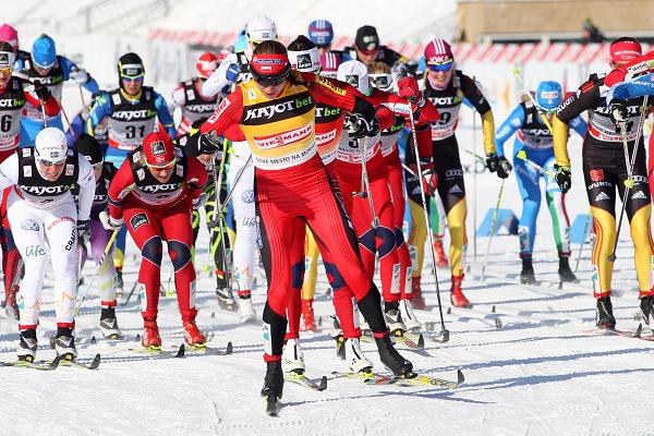 Kowalczyk tuż za Bjoergen w Novym Meście - Justyna Kowalczyk zajęła w Novym Mescie drugie miejsce w biegu ze startu wspólnego na 15 km techniką klasyczną i straciła prowadzenie w narciarskim Pucharze Świata. Liderką znów jest Norweżka Marit Bjoergen, która w sobotę wyprzedziła Polkę o cztery sekundy fot: Grzegorz Momot