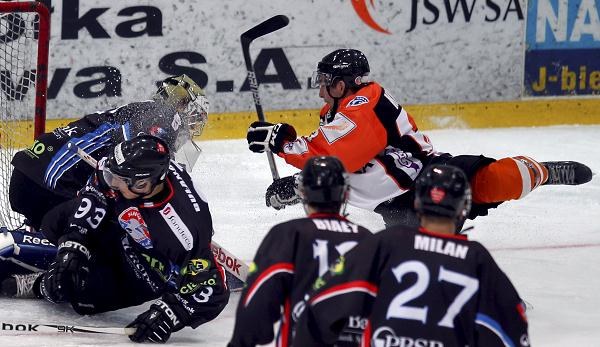 JKH GKS Jastrzębie - Ciarko PBS Bank Sanok 1-2 JKH GKS Jastrzębie przegrało z Ciarko PBS Bank Sanok 1-2 w drugim meczu półfinałowym Polskiej Ligi Hokejowej. Sanoczanie potrzebują już tylko dwóch zwycięstw, aby awansować do finału fot: Andrzej Grygiel
