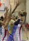 Paulina Pawlak (L) wraz z partnerkami z Wisły Can-Pack blokują będącą przy piłce Lindsay Whalen (C) z ZVVZ USK Praga