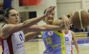 W akcji do piłki Ewelina Kobryn (L) z Wisły Can-Pack i Eva Viteckova (C) z ZVVZ USK Praga