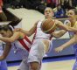 Erin Phillips (C) i Milka Bjelica (L) z Wisły Can-Pack oraz Eva Viteckova (P) z ZVVZ USK Praga