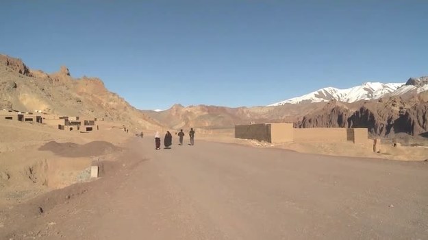 NATO Channel: Na wiejskich obszarach Afganistanu zaręczyny to sprawa niemal tak wiążąca, jak małżeństwo. Dziewczyna, której nie podoba się wybrany dla niej chłopak, ryzykuje życiem swoim i swojej rodziny. W takich sytuacjach z pomocą kobietom przychodzi... prawo szariatu.
