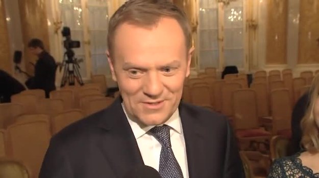 Premier Donald Tusk - laureat Wiktora 2011 w kategorii polityk roku - podczas ceremonii rozdania nagród na Zamku Królewskim w Warszawie opowiedział o swoim telewizyjnym debiucie (Agencja TVN/Dzień Dobry TVN).