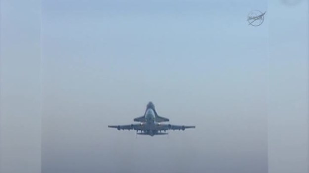 Prom Discovery, przymocowany do grzbietu samolotu Boeing-747 SCA, wyruszył w swoją ostatnią podróż z bazy lotów kosmicznych na przylądku Canaveral. Celem lotu jest Waszyngton i Narodowe Muzeum Lotnictwa i Przestrzeni Kosmicznej (Agencja TVN/CNN Newsource).