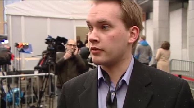Ocaleni z ataku Andersa Breivika na norweską wyspę Utoya są poruszeni brakiem skruchy zamachowca. - Staram się na nim nie koncentrować, skupiam się na jego ofiarach - zapewniał jeden z ocalałych z ataku Sitan Petter Loeken (Agencja TVN/TVN24).