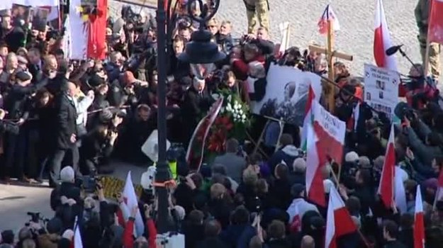 Jarosław Kaczyński złożył wieniec pod krzyżem ustawionym przed Pałacem Prezydenckim w Warszawie. Upamiętnił w ten sposób ofiary katastrofy smoleńskiej. Towarzyszyły mu tłumy zwolenników (Agencja TVN/TVN24).