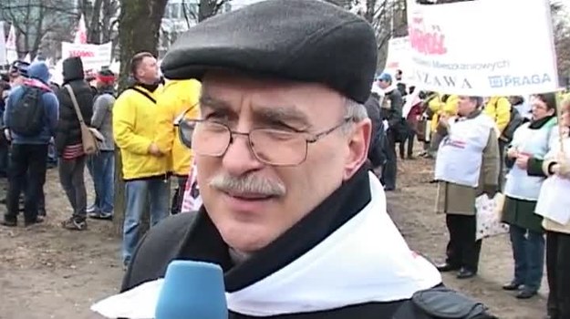 Od rana pod Sejmem protestują związkowcy z najróżniejszych regionów Polski. Są górnicy, nauczyciele i pielęgniarki. Wszyscy protestują przeciwko reformie emerytalnej.