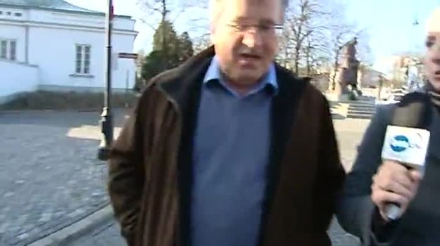 Pierwszego dnia wiosny Bronisław Komorowski wybrał się do pracy na piechotę. Droga z Belwederu do Pałacu Prezydenckiego wiodła przez Łazienki (Agencja TVN/ TVN24).