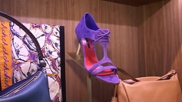 Biel, fuksja i czerwień w kolorystyce, zwiewne materiały, oryginalne buty i niebanalne akcesoria - to propozycje marki CH Carolina Herrera na nadchodzącą wiosnę.