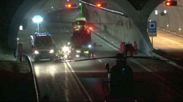 28 osób zginęło, a 24 zostały ranne w wypadku belgijskiego autokaru w Szwajcarii. Większość ofiar śmiertelnych to dzieci. Do wypadku doszło wieczorem w tunelu w kantonie Wallis (Agencja TVN/CNN Newsource).