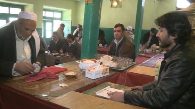 NATO Channel: Kuchnia afgańska zaskakuje swoją różnorodnością. Restauracje serwujące tradycyjne posiłki coraz śmielej wkraczają na rynek, kusząc gości aromatycznymi przyprawami i orientalnymi smakami.