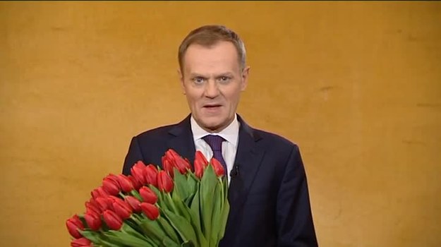 Premier Donald Tusk złożył Polkom życzenia z okazji Dnia Kobiet. Szef rządu zaznaczył, że o tym, jak ważne są kobiety, należy pamiętać przez cały rok, a nie tylko 8 marca. Odniósł się również do sytuacji zawodowej i społecznej kobiet w Polsce (źródło: Agencja TVN/TVN).