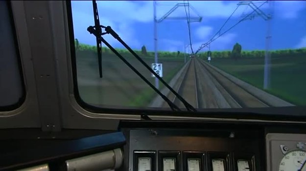 W CS Szkolenie i Doradztwo maszyniści mogą szlifować umiejętności prowadzenia lokomotywy. Szkoleniowiec Krzysztof Roszkowski zaprezentował, jak wyglądały ostatnie kilometry trasy jednego z feralnych pociągów (Agencja TVN/TVN24).